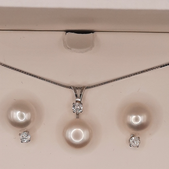 NWT Macys Pearl Necklace Set - Picture 3 of 6